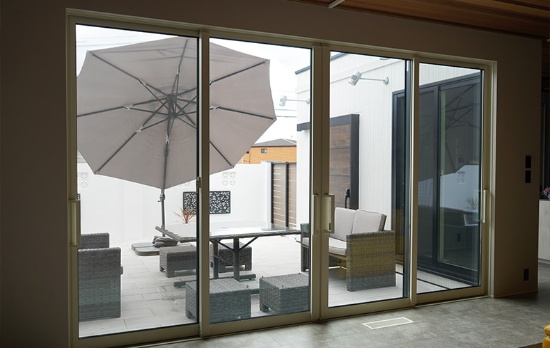 窓からはアウトドアスペースが眺められる