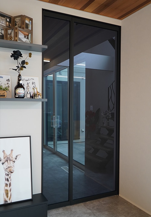 廊下とリビングをつなぐガラスドア2