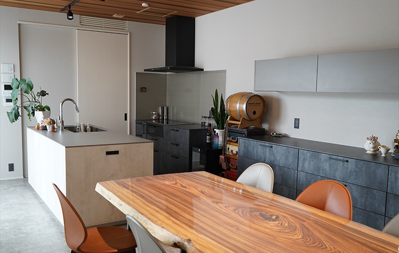 グレーで統一されたキッチンスペース 