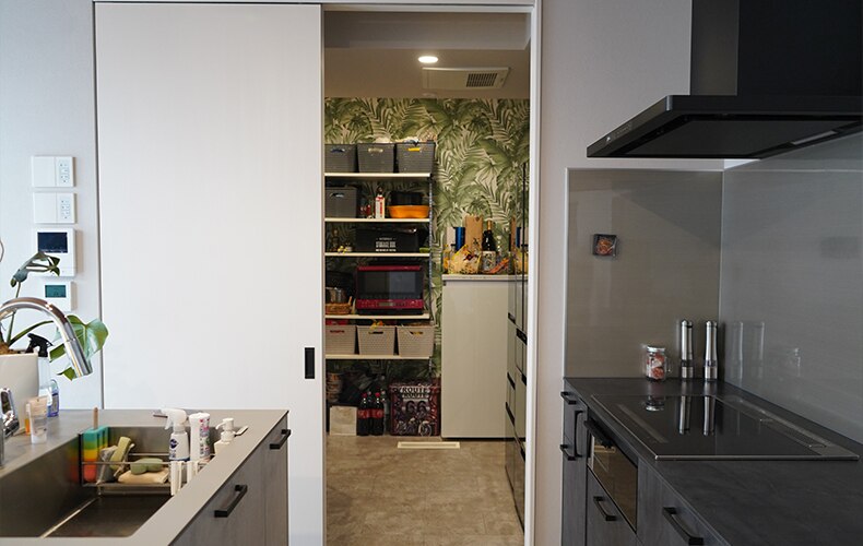 キッチン横には大容量の大容量のパントリー