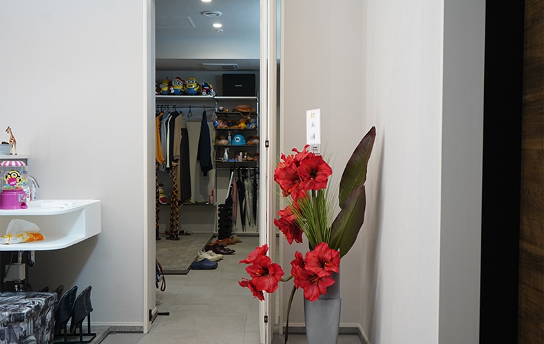 玄関横のシューズクローク