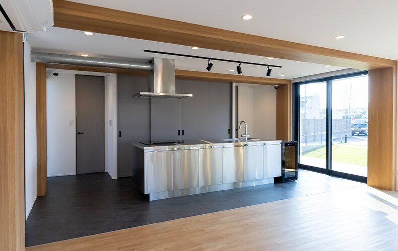 導入されたキッチン《グラッド45》、タイル《ポーラーアルデ》