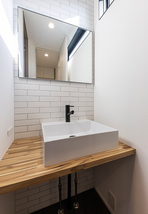 洗面には《モルタナミラー》、《エレガンススクエア》、《ウッドカスタムカウンター》