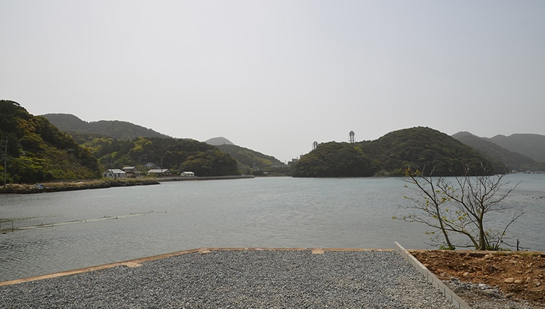 ベランダの先に先にある海の景色