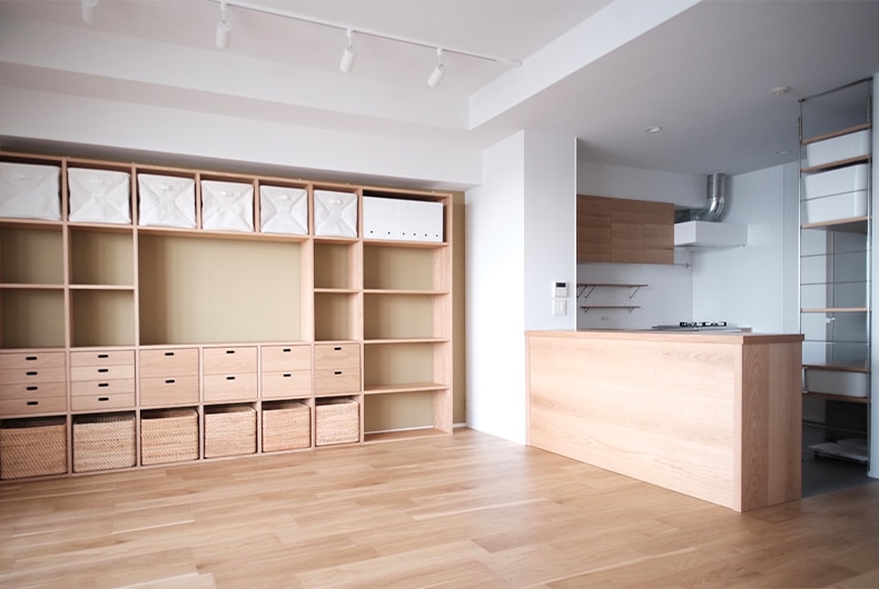 収納裏の壁の塗装は、ご家族と一緒にDIYで塗装