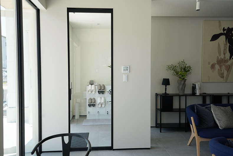 入口の扉はクアドロスリム