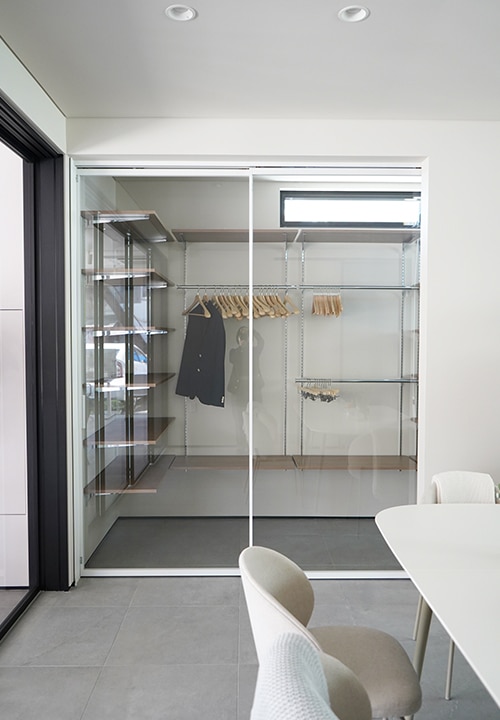 ディスプレイ棚の扉もクアドロスリム