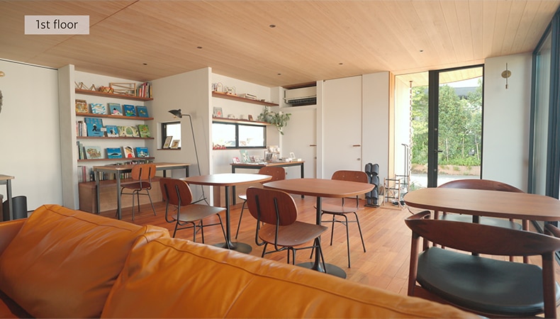 1階のカフェカフェスペース