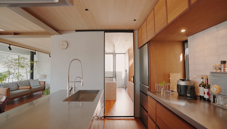 洗面に続くドアは《クアドロスリム》