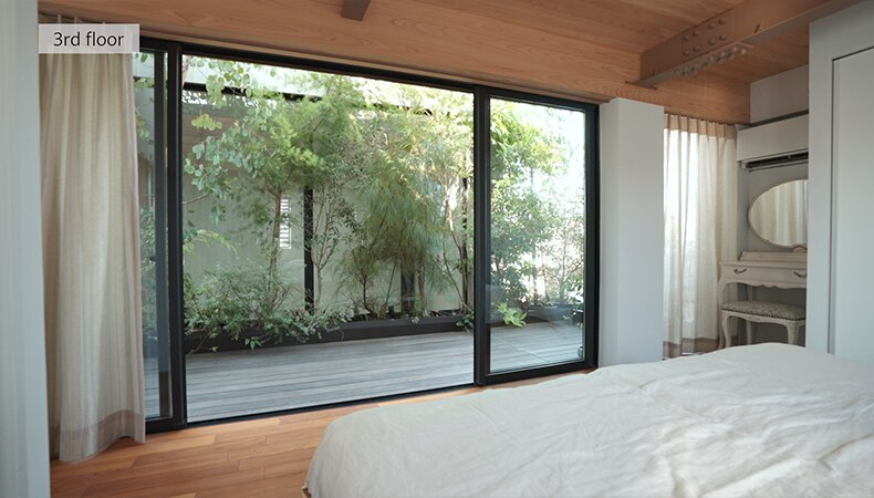 3階寝室の窓を開けるとハーブの香りが流れ込む