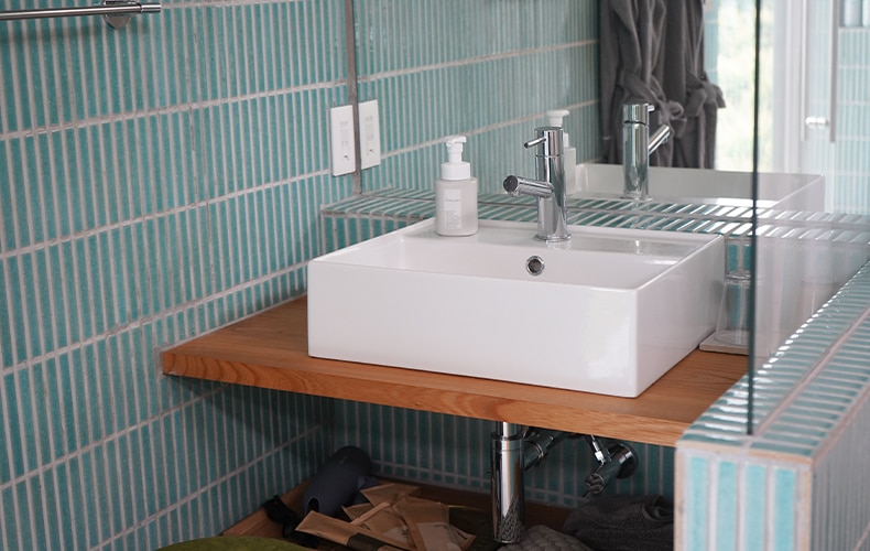 メインの洗面台は《テオレマスリムリム500 カウンター》