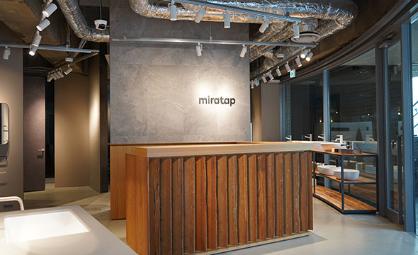 ご来場いただきましたら、まずは受付にお越しください。