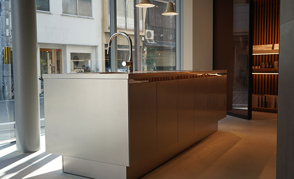 通りから見える場所に展示しているのはシステムキッチン《グラッド45》。ガラスパーティションの《クアドロスリム》もご覧いただけます。