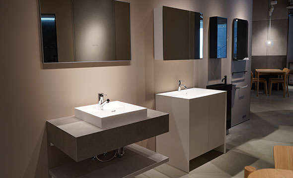 厳選した人気の洗面台や手洗台に、ミラーを組み合わせて展示。コーディネートもご確認ください。