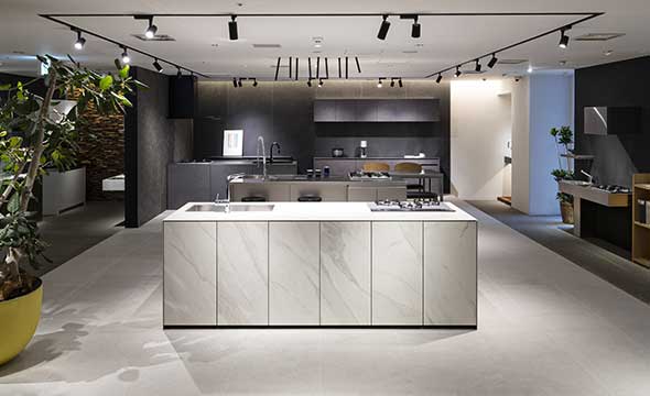 最新のフラッグシップキッチン《グラッドLX》を展示。サロンのような上質な空間で直接商品を見て、触れて住まいづくりをイメージしていただけます。