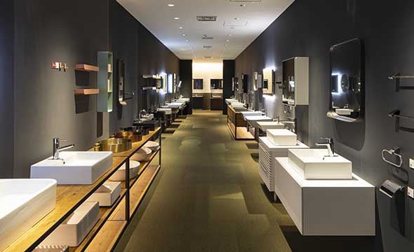 世界中の優れたデザインの洗面ボウルをずらりと展示。見て触って、じっくりとお選びいただけます。