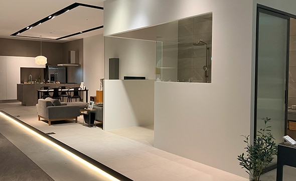 施工後のイメージがつかみやすい「空間提案展示コーナー」や、旬な商品をピックアップしたコーナーを入り口近くに設置しています。