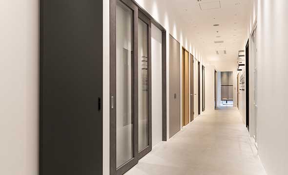 「建具のトンネル」では、コーディネートを考えながらお選びいただけるよう、シリーズごとに展示しています。