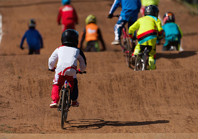 自転車に乗る子供