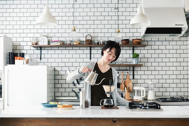 ゆっくりコーヒーを淹れるイメージ