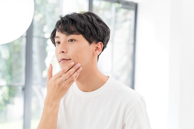 スキンケアをしている男性