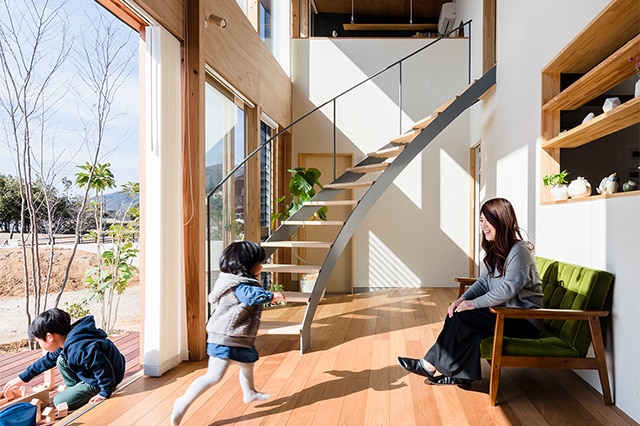 日の当たる階段と楽しそうな親子